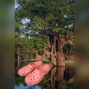 Crocs sz:11 🐊 Relocating Pair of Crocs (Pink/Salmon)